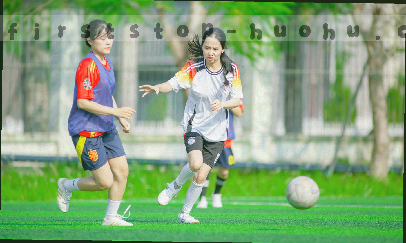 赛场边的计时牌与看台观众虚影，画面带明显运动模糊
